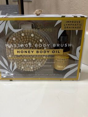 NIB! Massage Body Brush and Honey Body Oil Kit